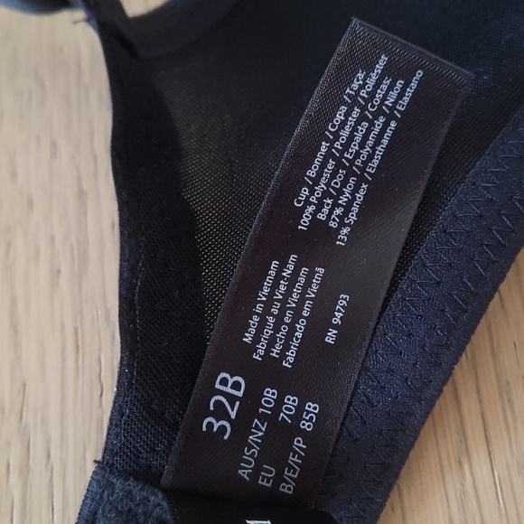 DOMINIQUE Seamless Black Bra 32B With Lace Details - Picture 5 of 6